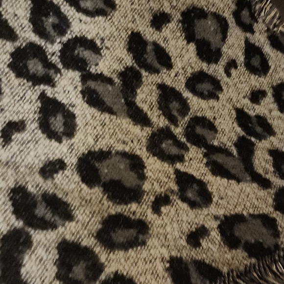 Leopard print scarf - Picture 6 of 10